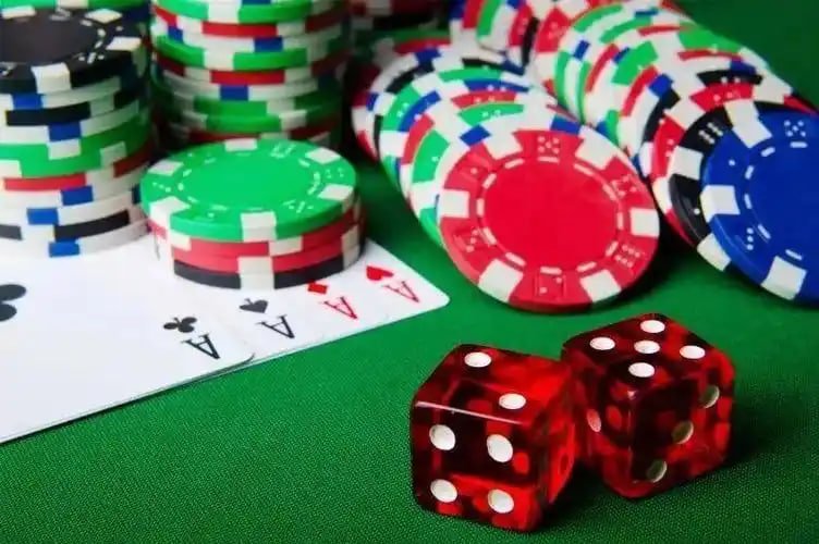 Pengguna podiumtoto melakukan penarikan saldo melalui smartphone di Indonesia